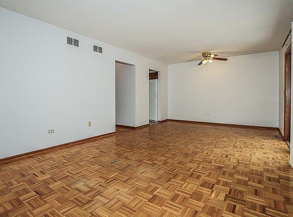 5th image of 876 Stratford Ct