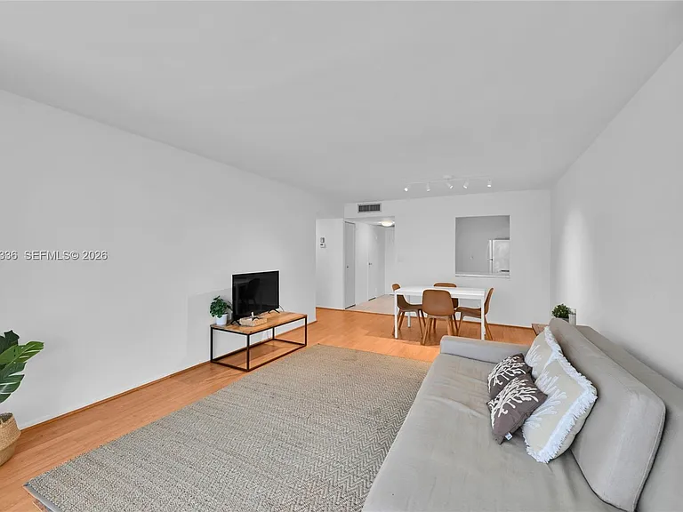 800 Parkview Dr #605 — Photo 7