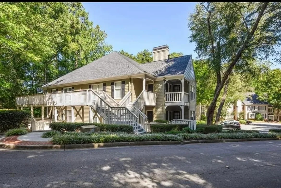 Bainbridge Dr, Atlanta — Photo 1
