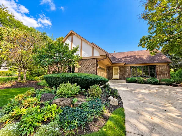 3 Alexandria Dr, Vernon Hills, IL 60061