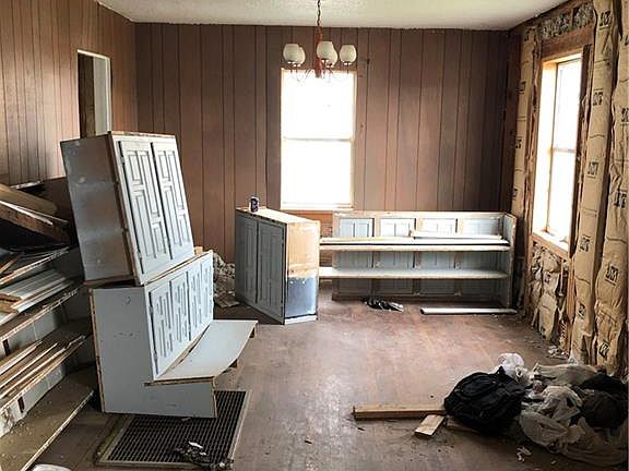 5th image of 704 SW 44th St