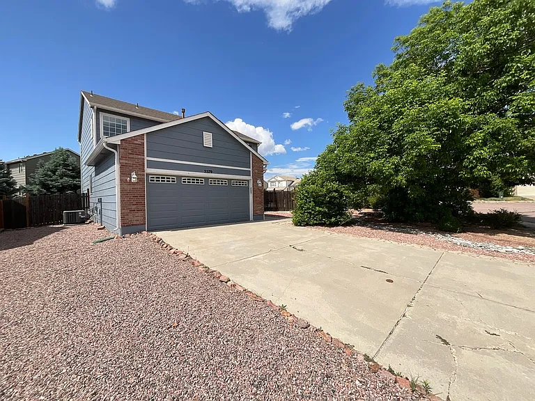 2579 Weyburn Way — Photo 2