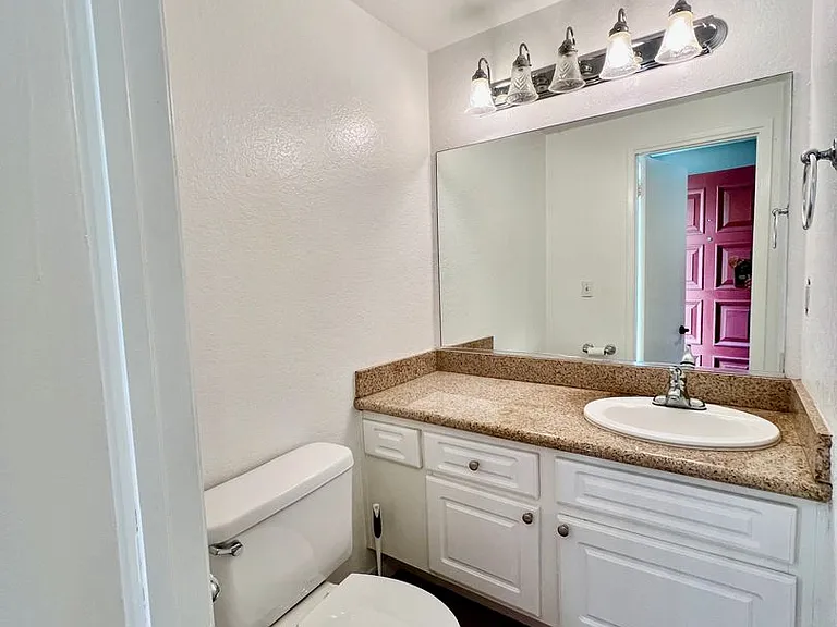 674 S Sycamore Ave — Photo 15
