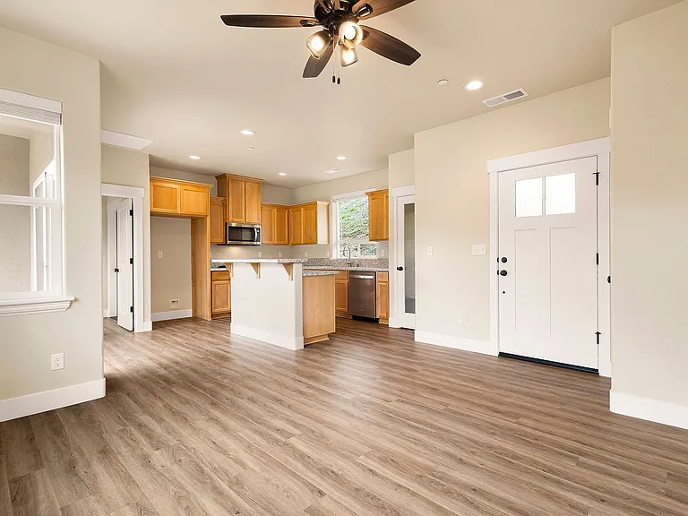 580 Valstream Dr — Photo 5