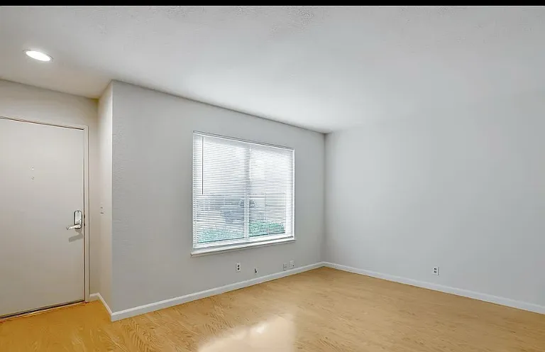 1070 Spring Valley Cmn — Photo 3