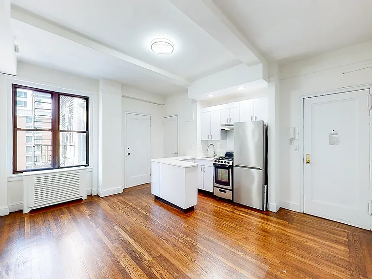 140 E 46th St #2R — Photo 6