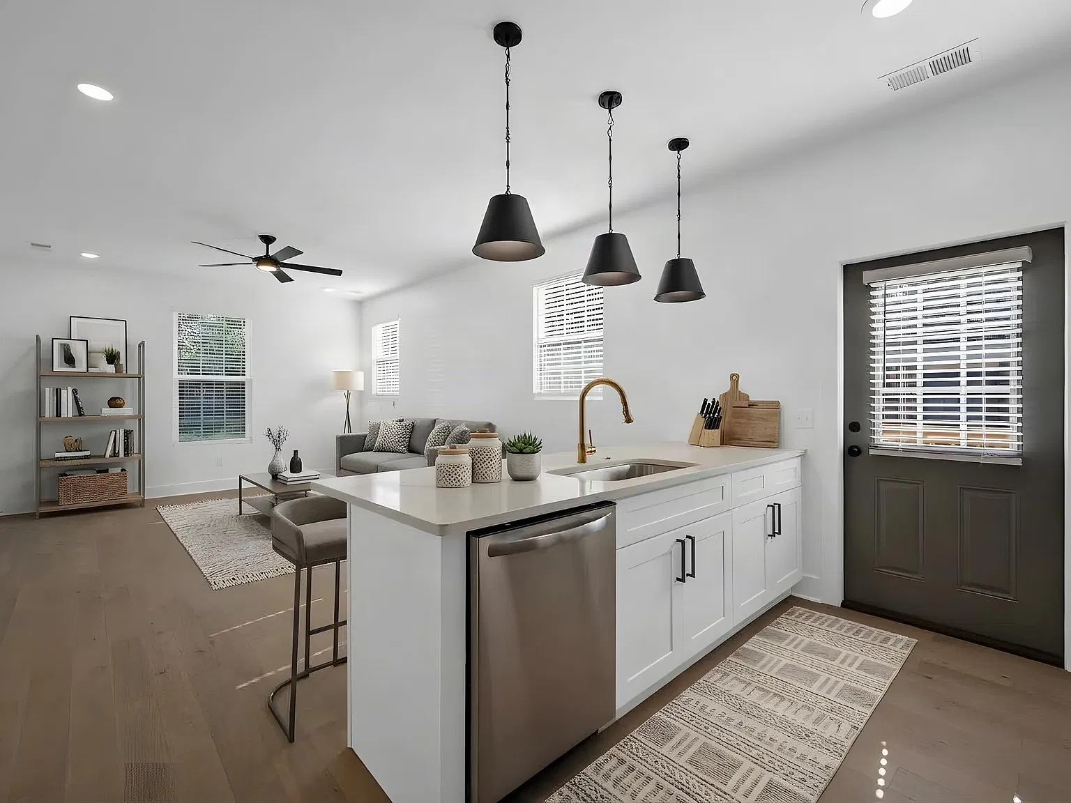 3 bed, 1265 sqft, $2,200 — Photo 2