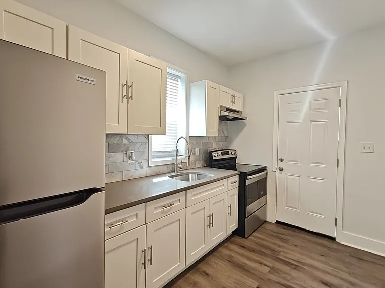 542 E Indiana Ave — Photo 2