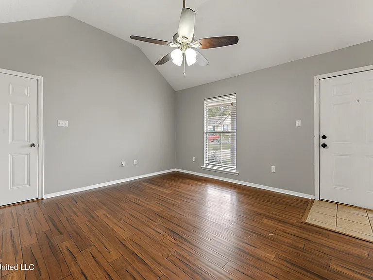 13446 Addison Ave — Photo 3