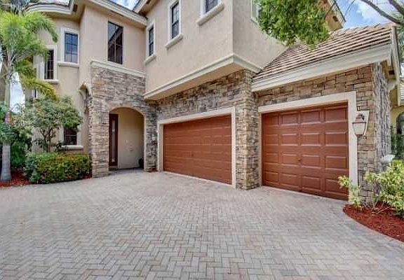 Home For Sale In Versailles