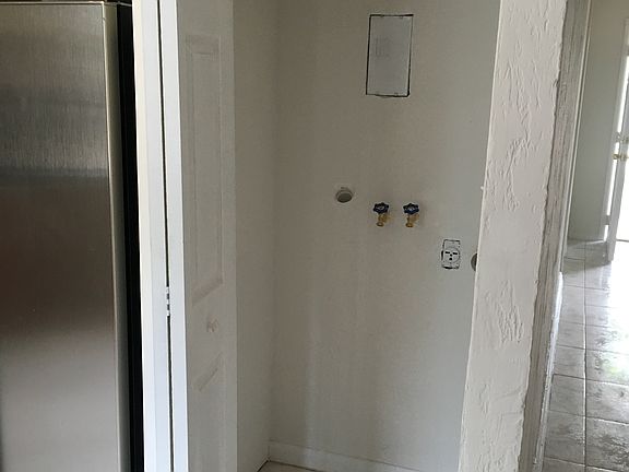 4th image of 830 W Superior St