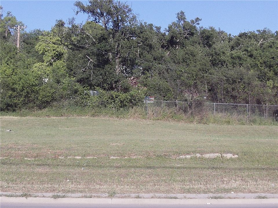 1st image of 704 N Oak Ave