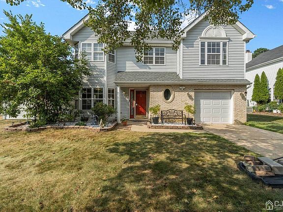 2nd image of 62 Tall Oaks Ct