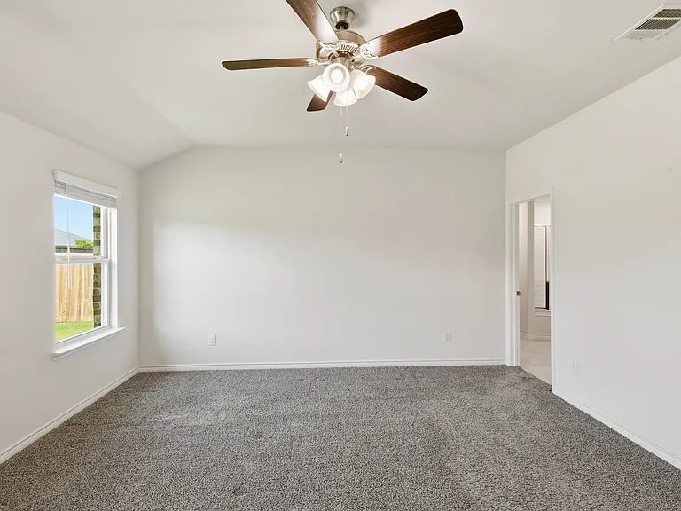 415 Boston Rd — Photo 11