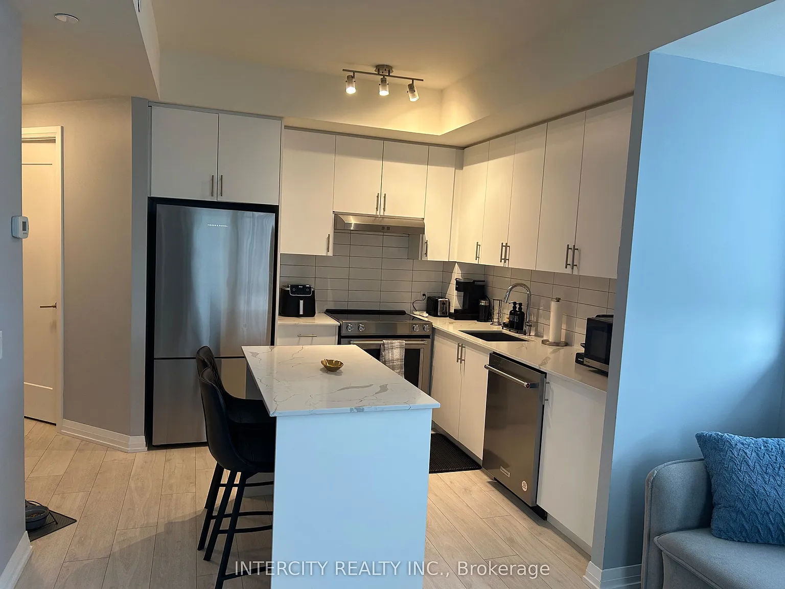 Charisma Condos — Photo 2