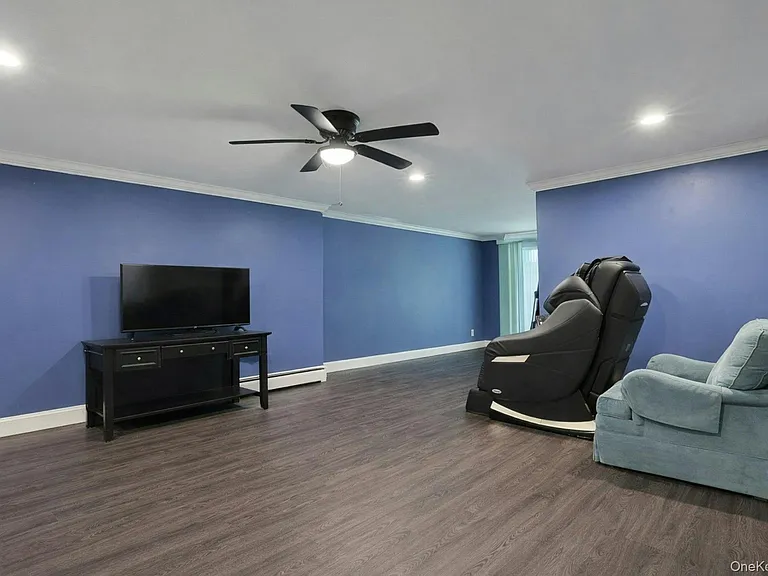 121 Coachlight Sq — Photo 18