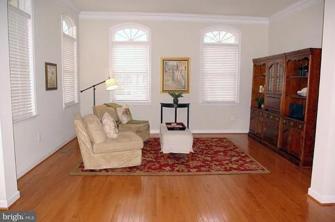 4 bed, 4.5 bath, 3318 sqft, $4,700 — Photo 4