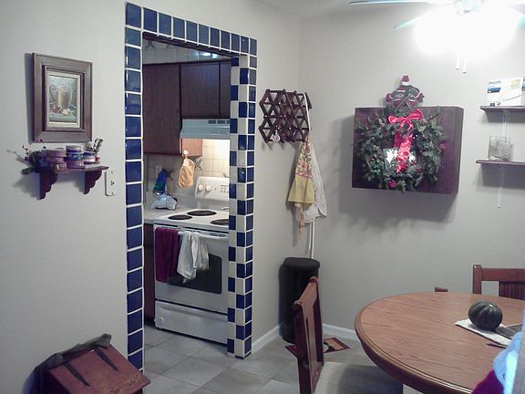 D/S Dining, into kitchen