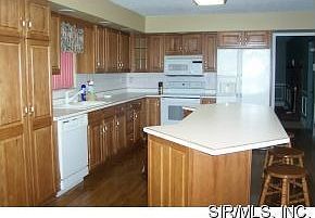 5th image of 170 Sandy Shore Dr