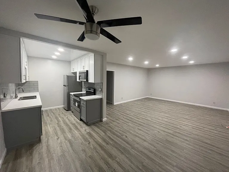 1020 S Sherbourne Dr — Photo 10