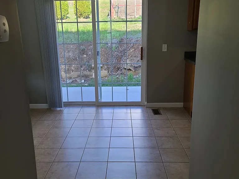 230 Crown Ct — Photo 9