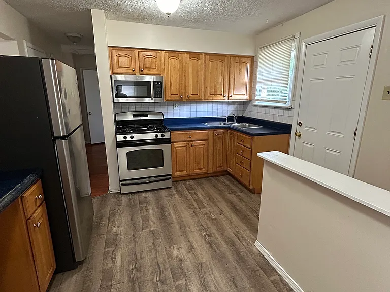 1132 Maple Ave — Photo 2