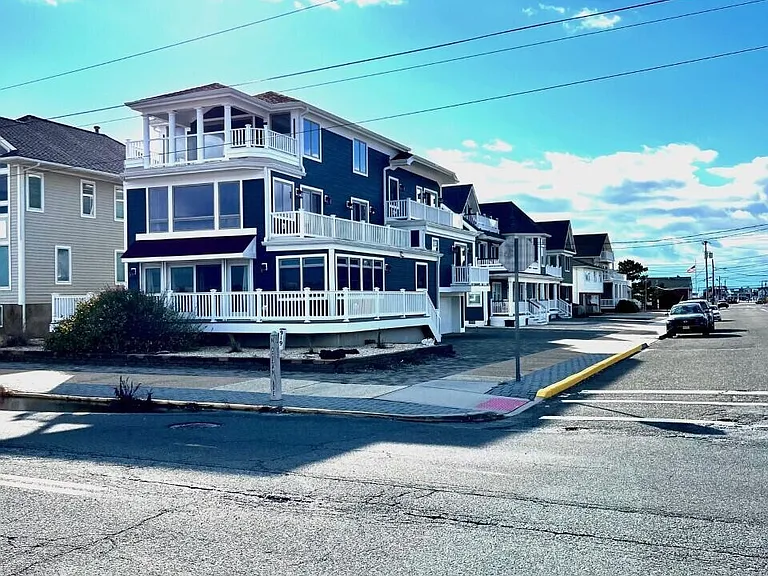 919 N Ocean Ave — Photo 4