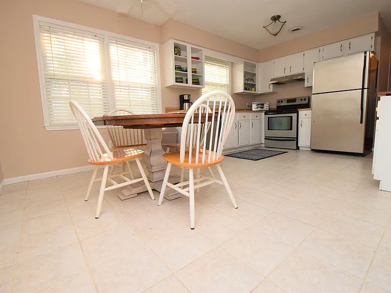617 Plymouth Dr — Photo 5