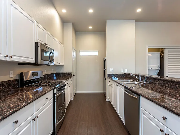 Harbor Pointe Apartments — Photo 8