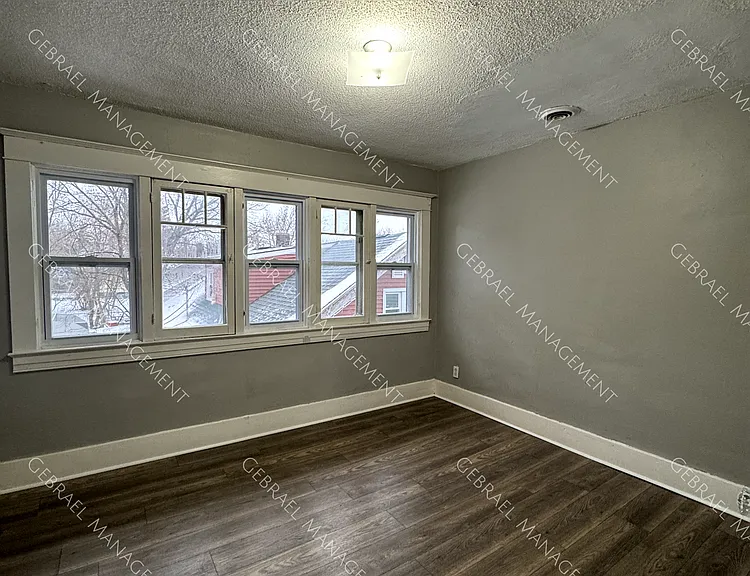 1635 Holmes St — Photo 9
