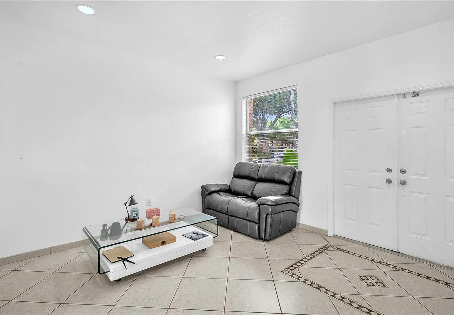 3 bed, 3.5 bath, 1650 sqft, $3,400 — Photo 2