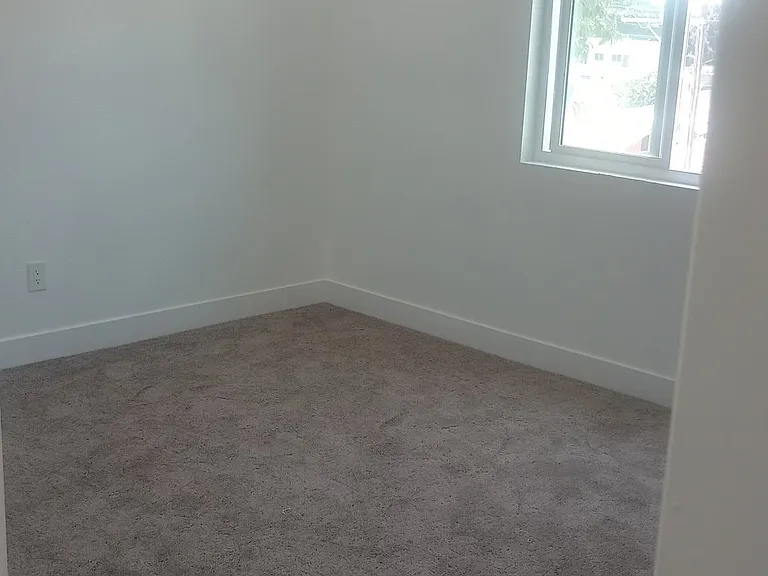 658 1/2 Penrith Dr #2 — Photo 3