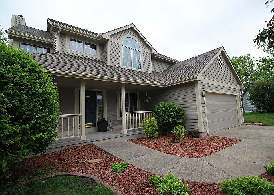 2nd image of 905 NE Barrington Ct