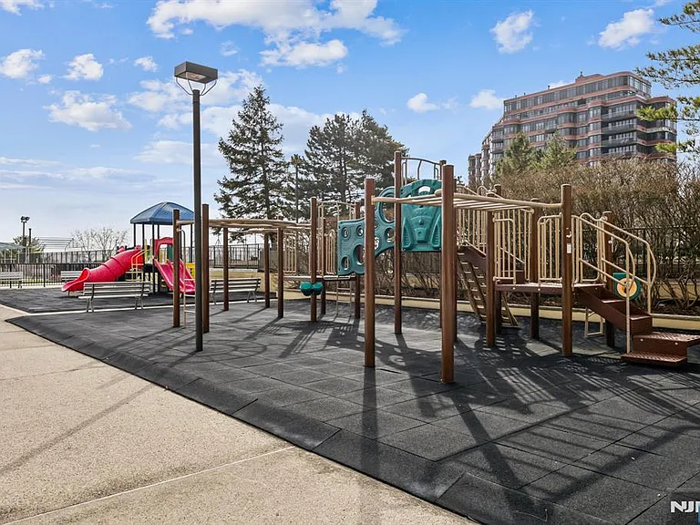 300 Winston Dr #2020 — Photo 19