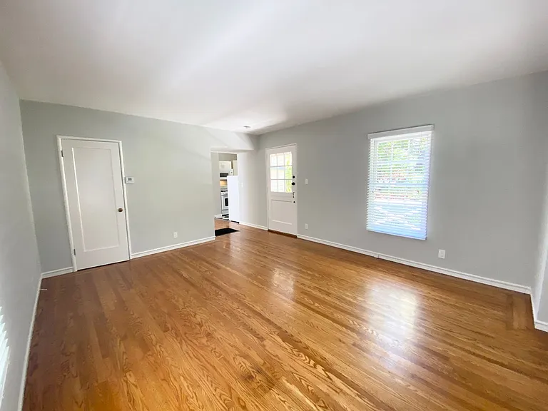 Bellevue Apartments — Photo 28