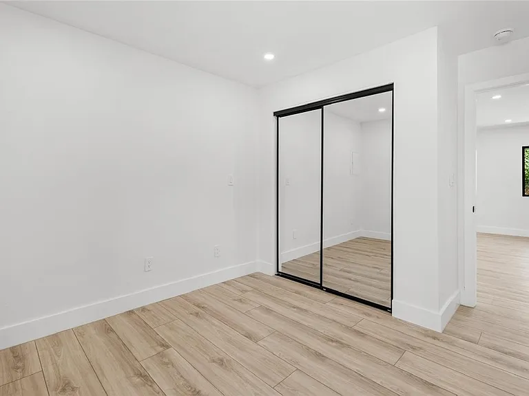 19701 Blythe St — Photo 30