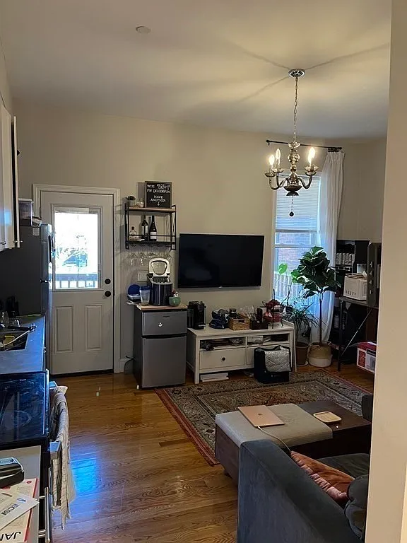 3 bed, 1.0 bath, 1200 sqft, $4,200 — Photo 4
