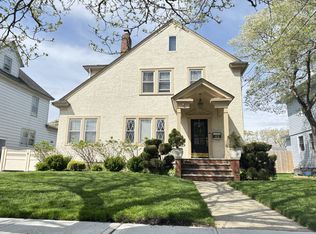 43 Rolling St, Lynbrook, NY 11563