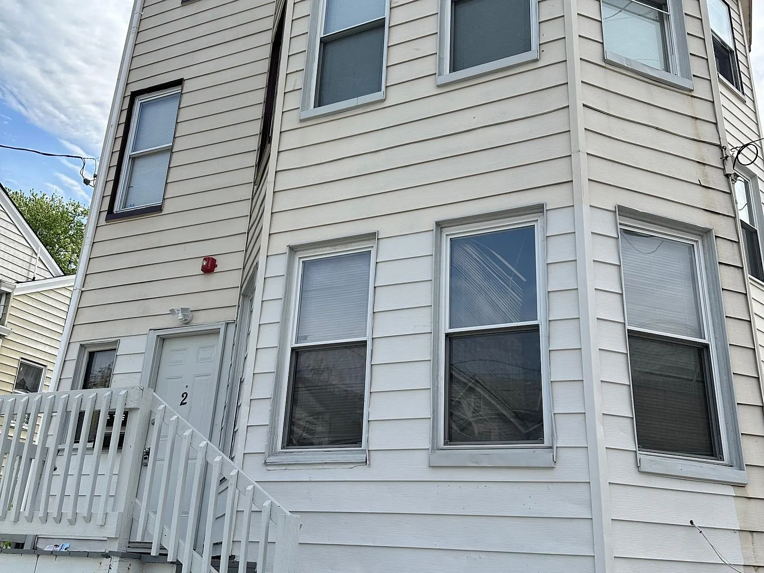 3 bed, 900 sqft, $2,100 — Photo 1