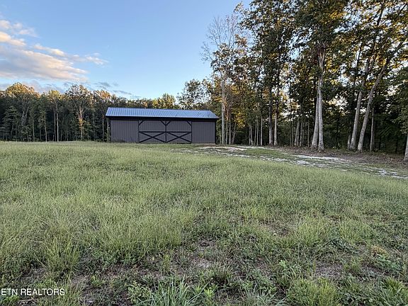 3rd image of 1 Taylor Place Rd