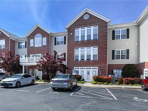 3rd image of 522 College Rd