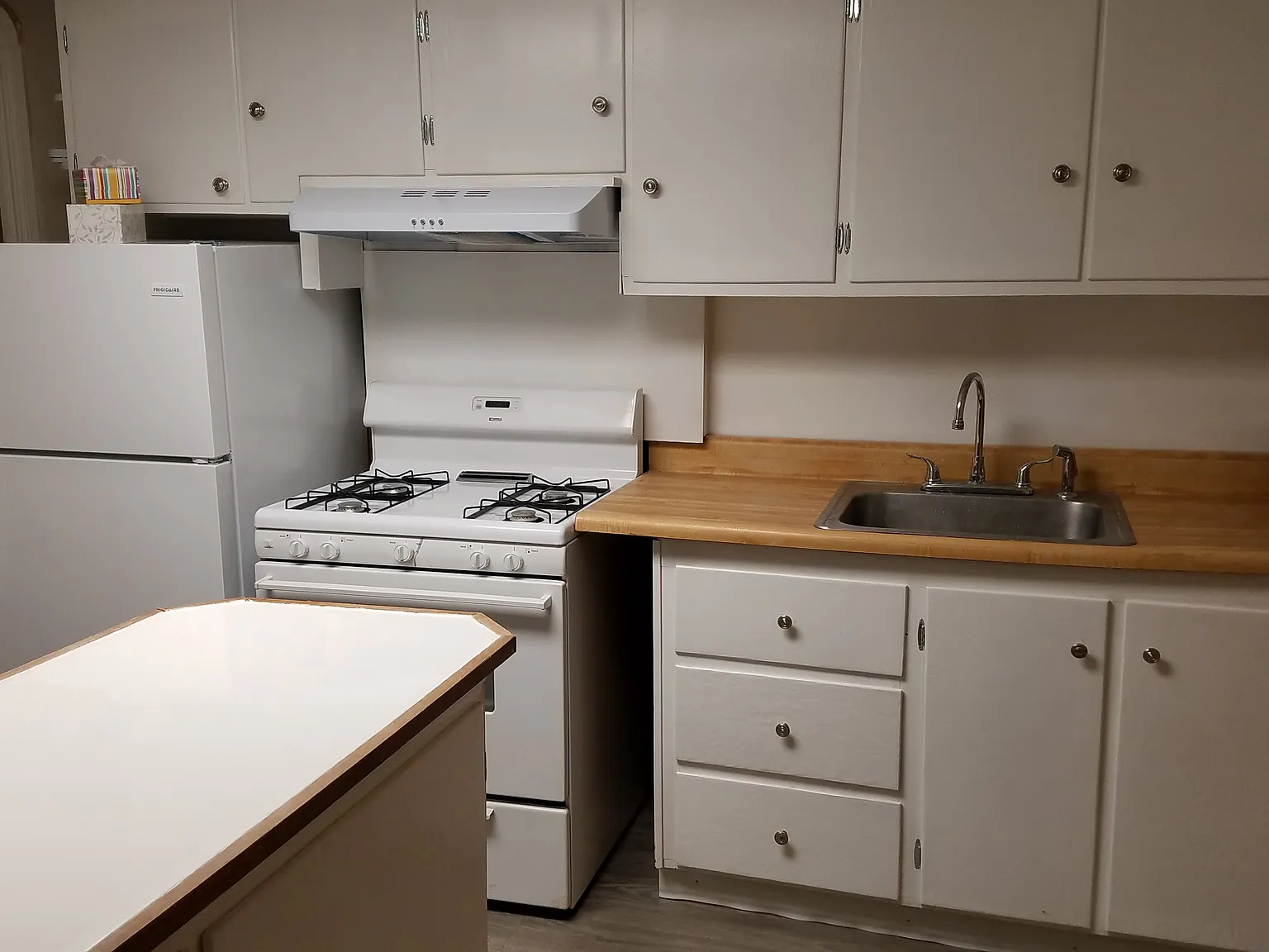 1 bed, 1.0 bath, 700 sqft, $900 — Photo 2