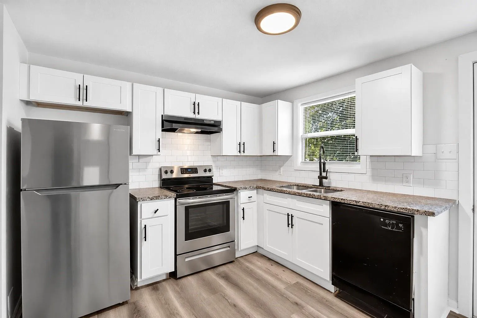 3 bed, 1.0 bath, 858 sqft, $1,500 — Photo 3