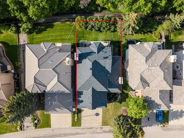 68 S Christie Knoll Hts SW, Calgary, AB T3H 2V2