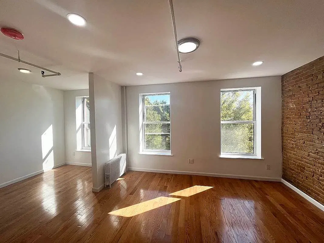 189 Gates Avenue — Photo 2