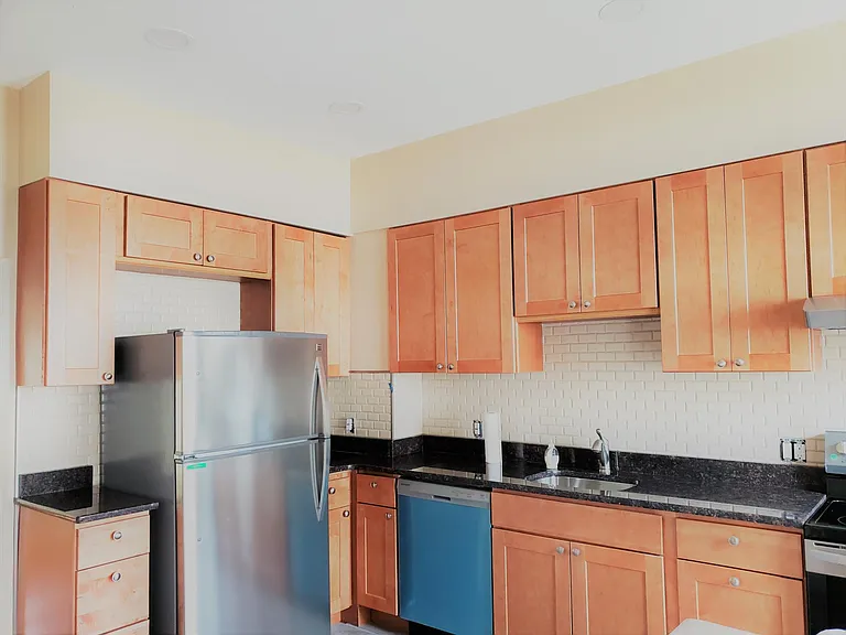 232 W Burke St — Photo 10