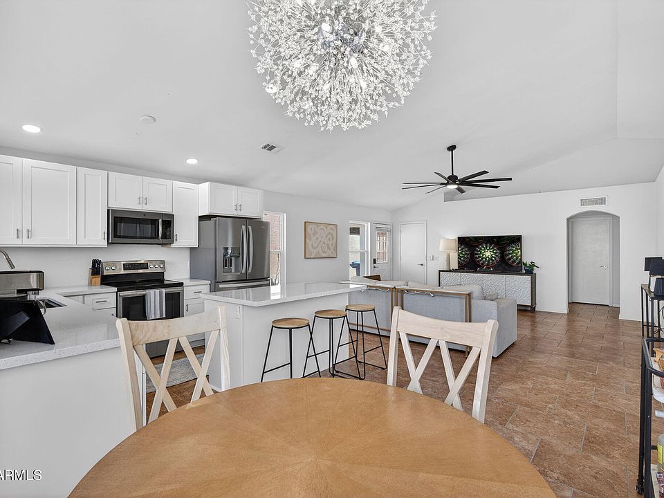 1st image of 814 E MANOR Drive