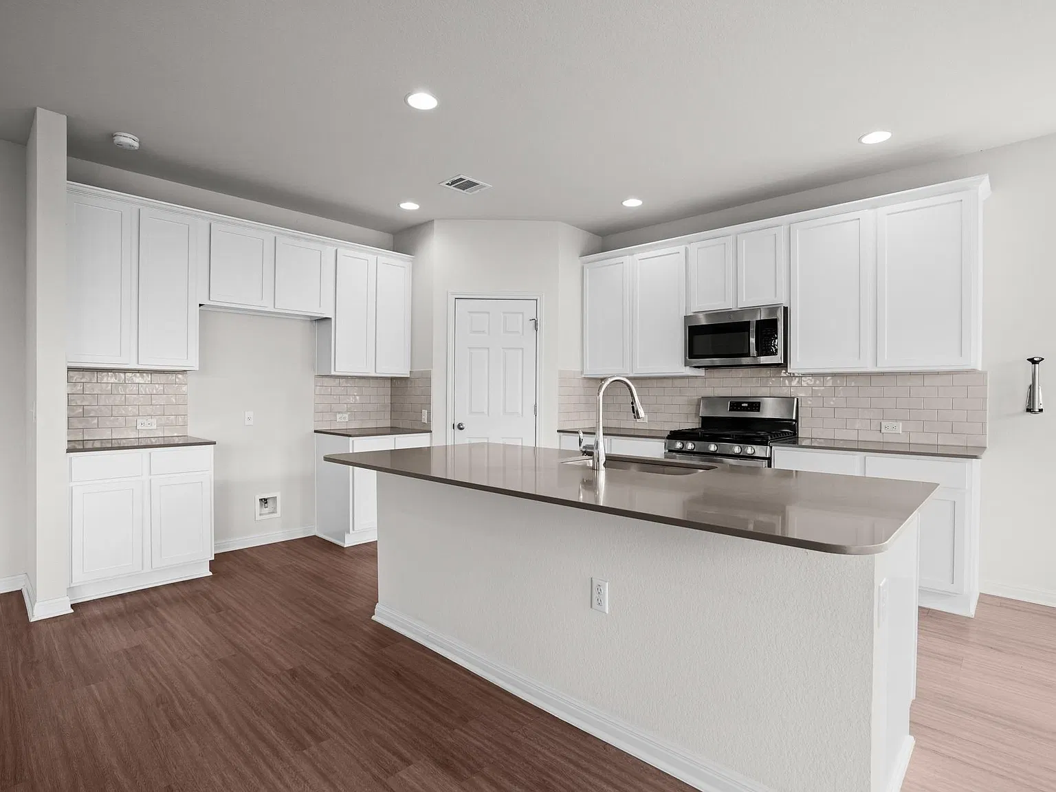 4 bed, 3.0 bath, 2615 sqft, $2,600 — Photo 4