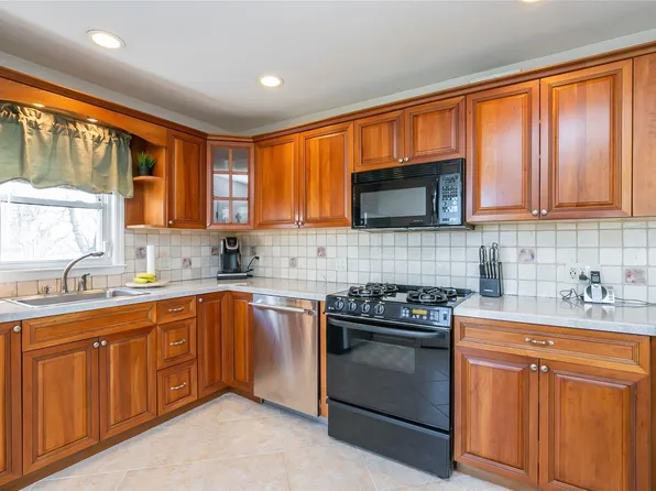 71 S Crescent Drive, Farmingdale, NY 11735