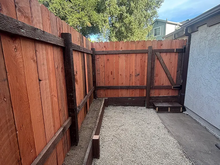 520 W Gutierrez St #E — Photo 11